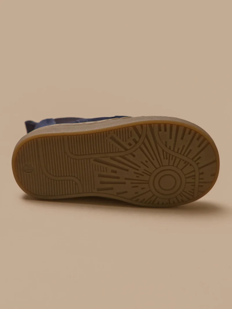 Babyschuhe, Chelsea-Boots aus Leder mit floraler Lochung an der Spitze