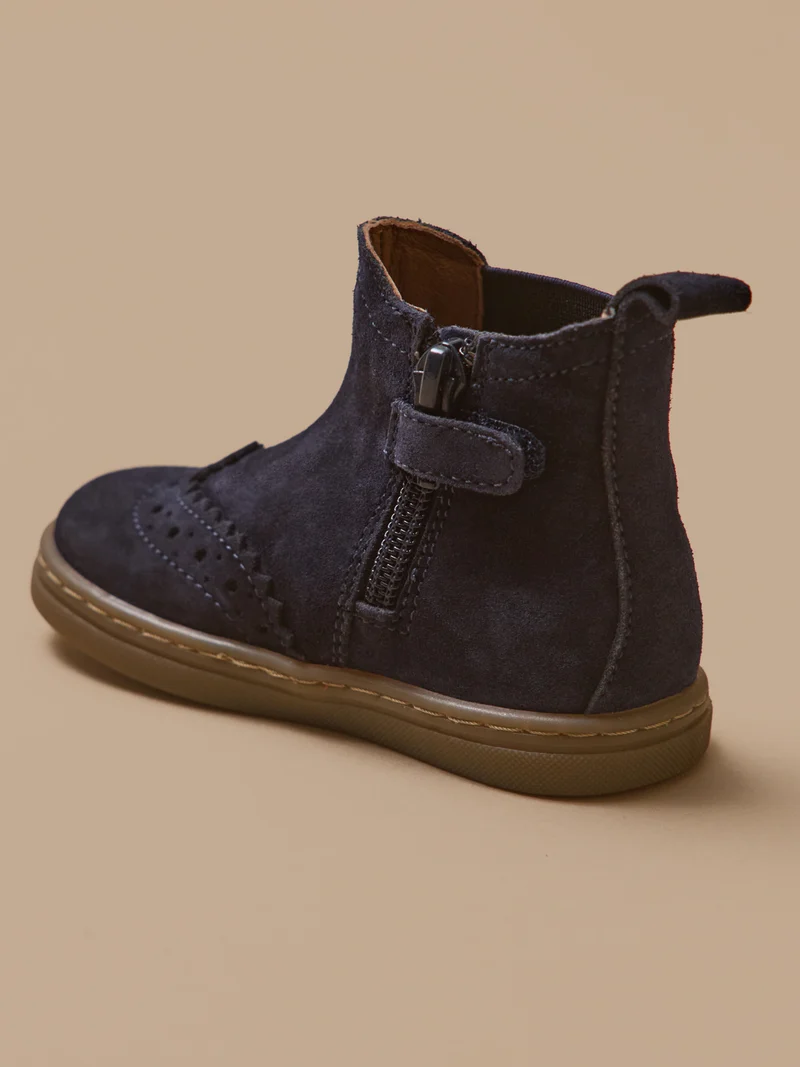 Babyschuhe, Chelsea-Boots aus Leder mit floraler Lochung an der Spitze