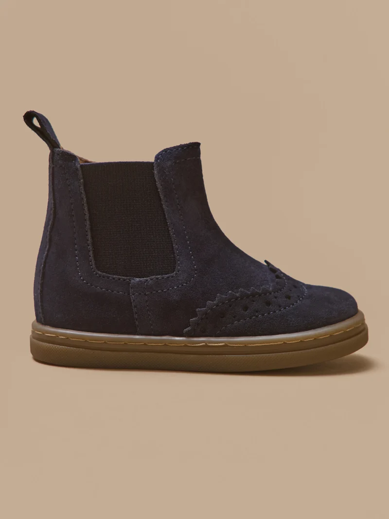 Babyschuhe, Chelsea-Boots aus Leder mit floraler Lochung an der Spitze