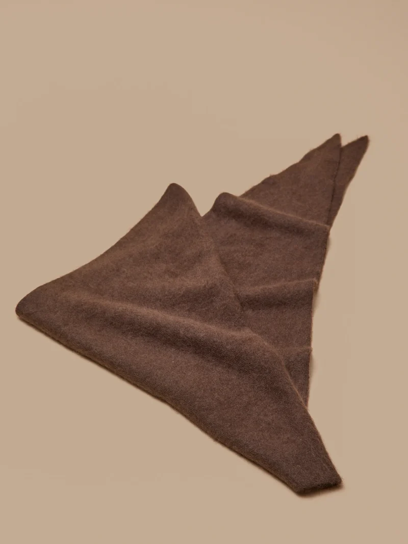 Damen-Dreiecksschal aus angerautem Strick