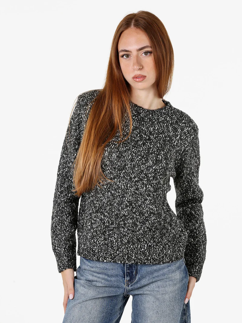 Maglione girocollo da donna in filato bouclè - nero