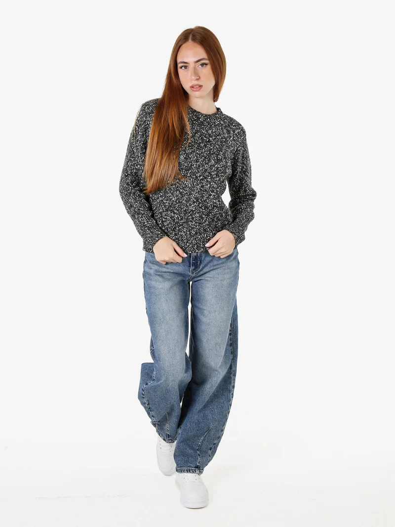 Maglione girocollo da donna in filato bouclè - nero