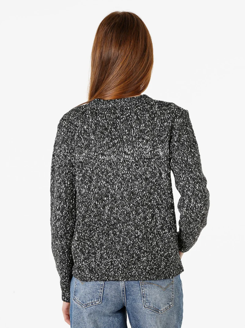 Maglione girocollo da donna in filato bouclè - nero