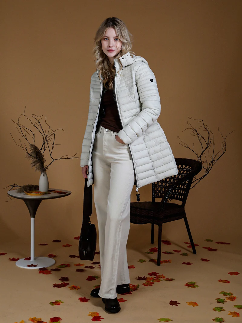 Giubbotto lungo da donna con cappuccio e zip - panna