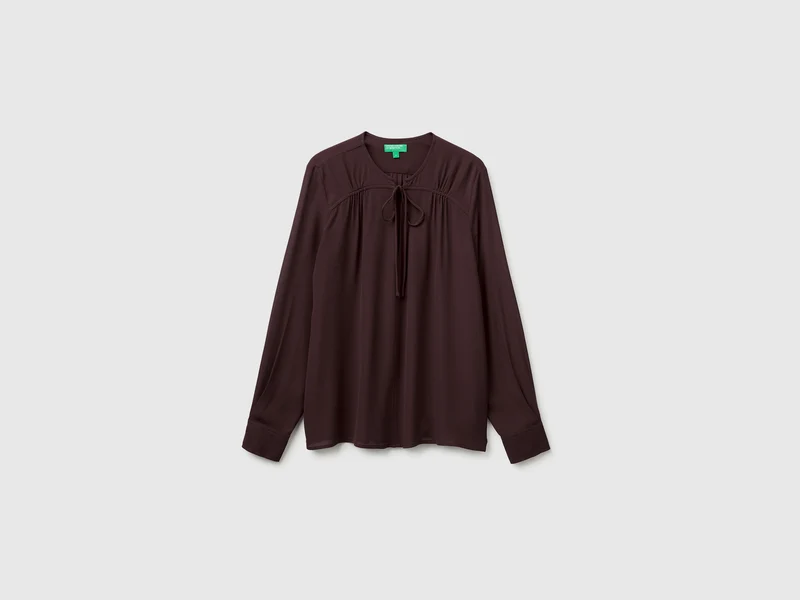 Fließende Bluse mit Krawatte