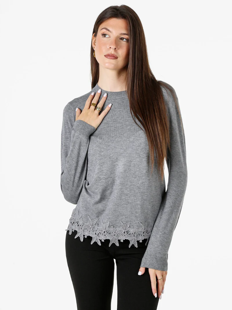 Maglia girocollo da donna con ricamo sul finale - grigio