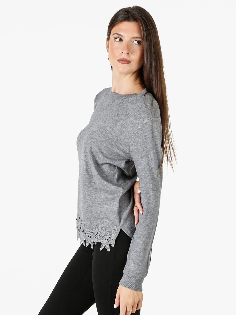Maglia girocollo da donna con ricamo sul finale - grigio