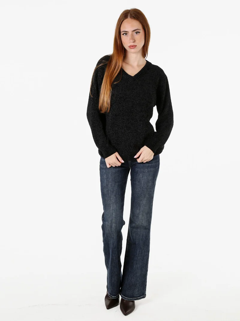 Maglione in ciniglia da donna con scollo a V - nero