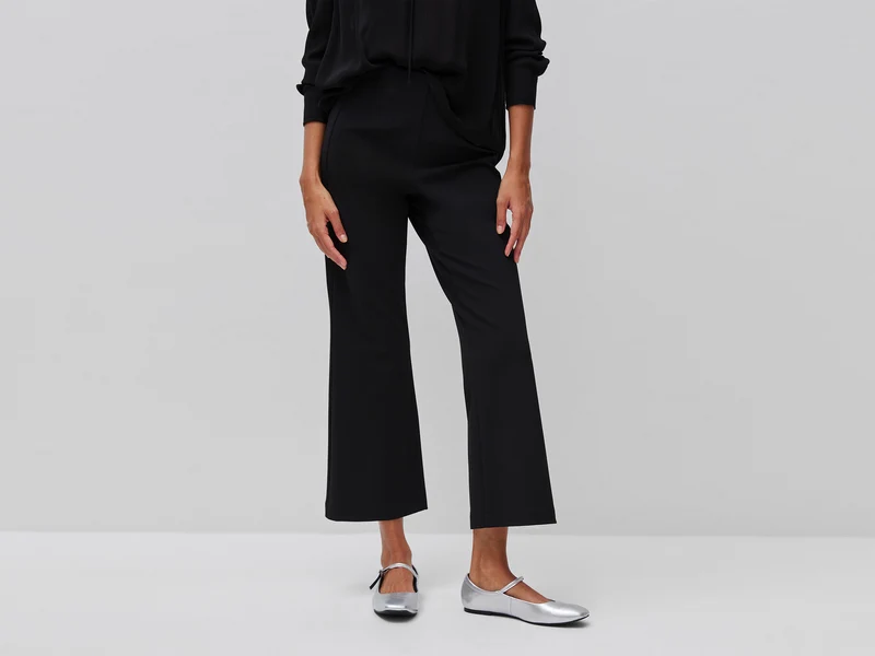 Elegante Trompetenhose aus einem Stretch-Viskose-Mischgewebe