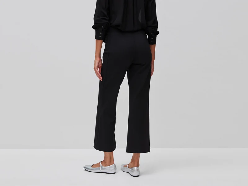 Elegante Trompetenhose aus einem Stretch-Viskose-Mischgewebe