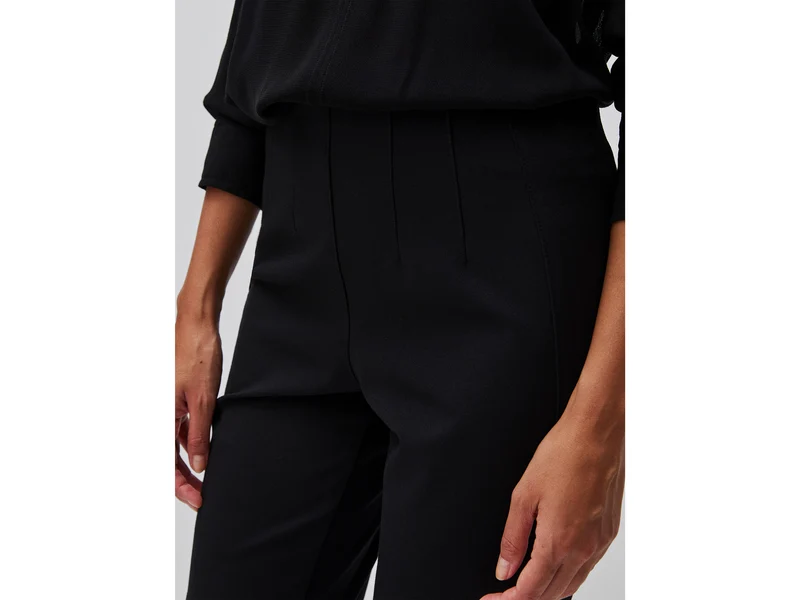 Elegante Trompetenhose aus einem Stretch-Viskose-Mischgewebe