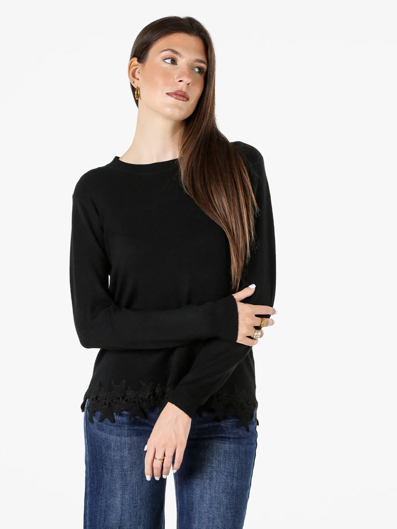 Maglia girocollo da donna con ricamo sul finale - nero