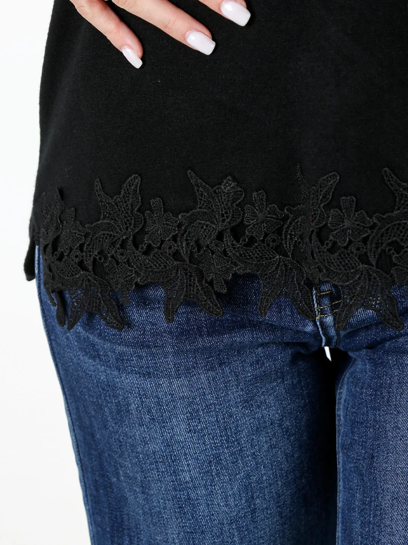 Maglia girocollo da donna con ricamo sul finale - nero