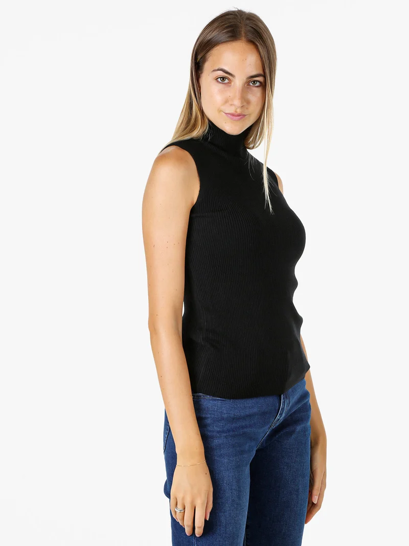 Maglia smanicata da donna con scollo a lupetto - nero