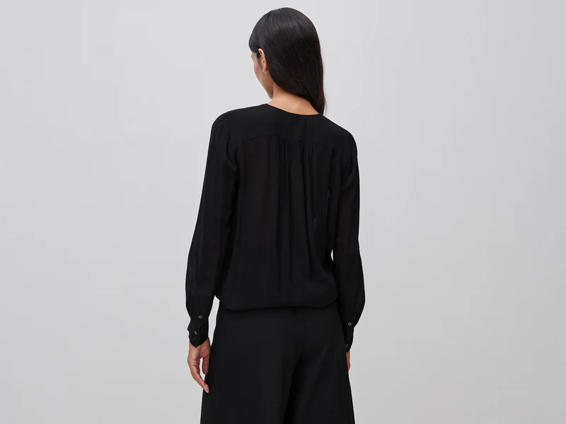 Fließende Bluse mit Krawatte