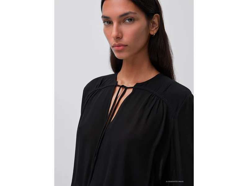 Fließende Bluse mit Krawatte