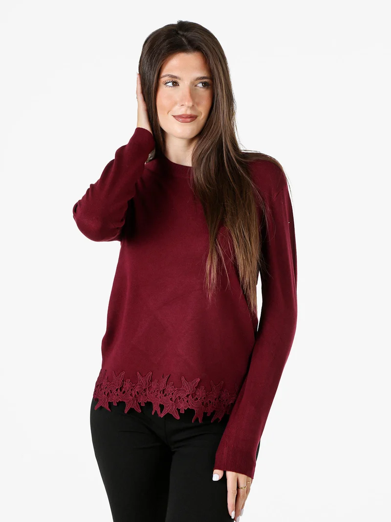 Maglia girocollo da donna con ricamo sul finale - bordeaux