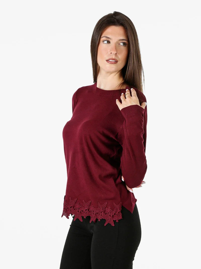 Maglia girocollo da donna con ricamo sul finale - bordeaux