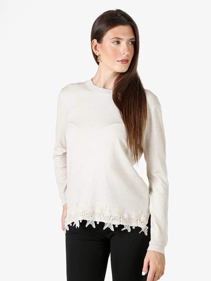 Maglia girocollo da donna con ricamo sul finale - beige