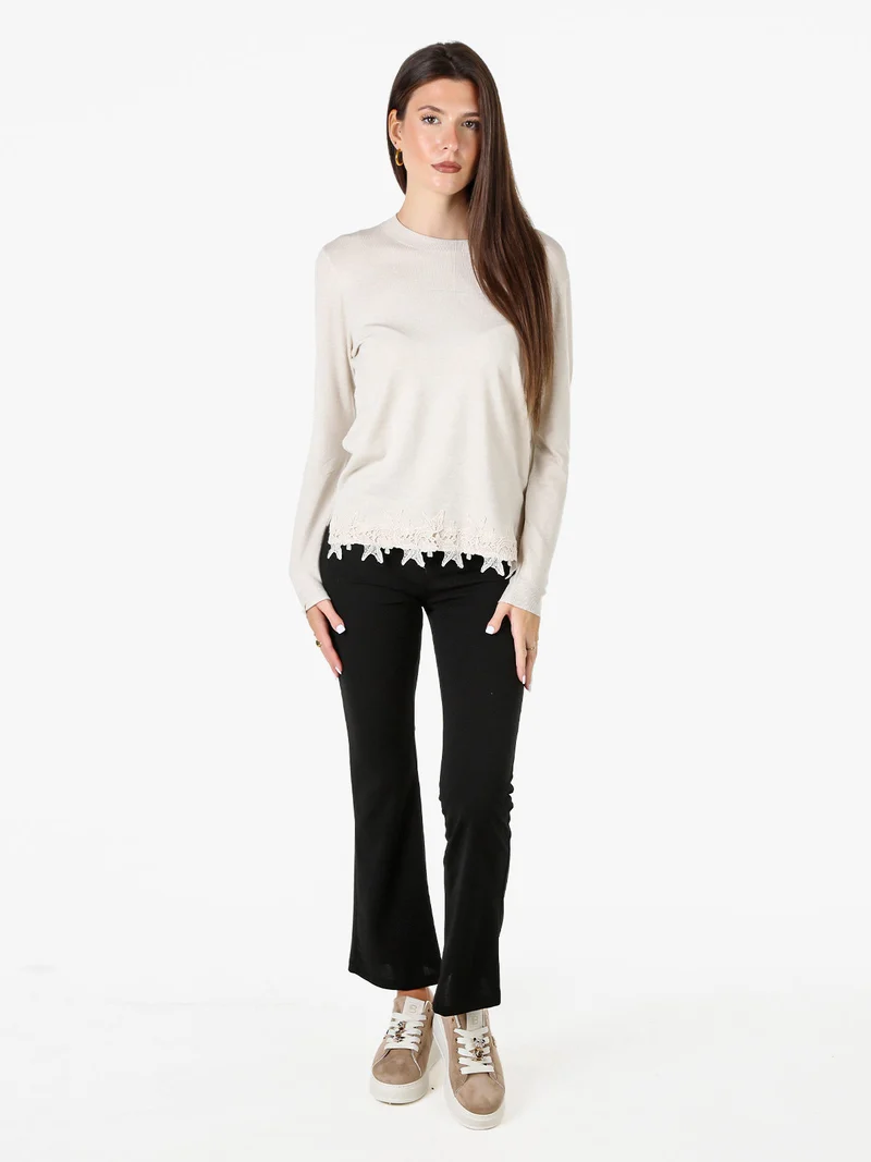 Maglia girocollo da donna con ricamo sul finale - beige