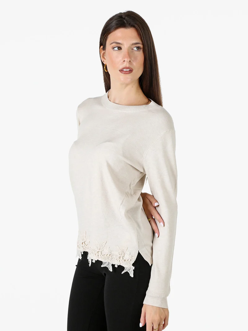 Maglia girocollo da donna con ricamo sul finale - beige