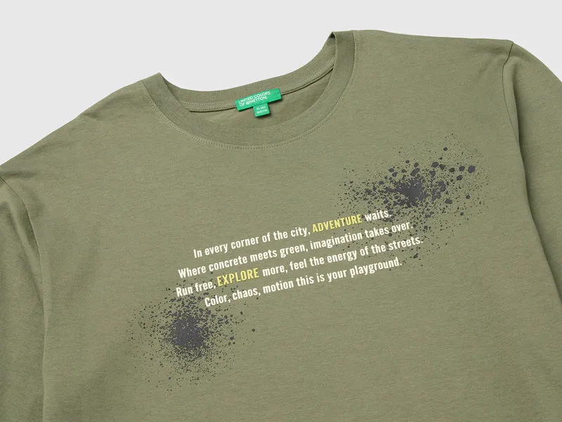 T-Shirt aus 100 % Bio-Baumwolle mit Aufdruck und Patch