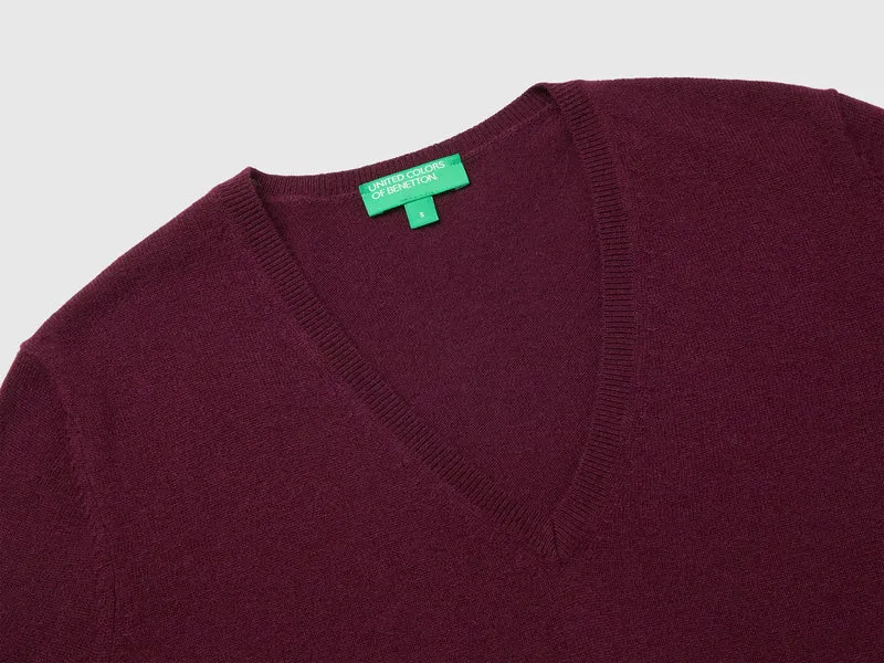 Pflaumenfarbener V-Ausschnitt-Pullover aus reiner Merinowolle