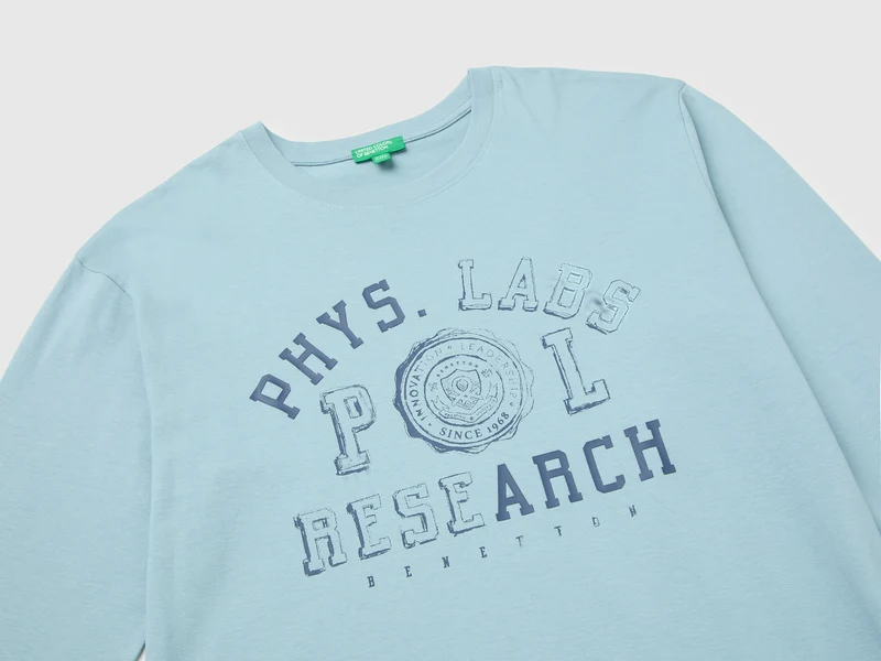 T-Shirt aus 100 % Bio-Baumwolle mit Aufdruck und Patch