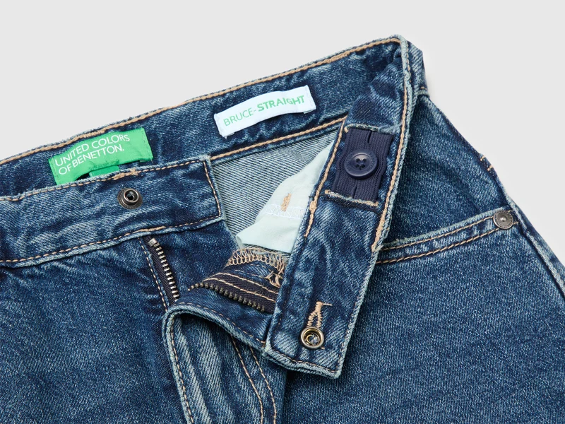 Gerade geschnittene Jeans mit Rissen