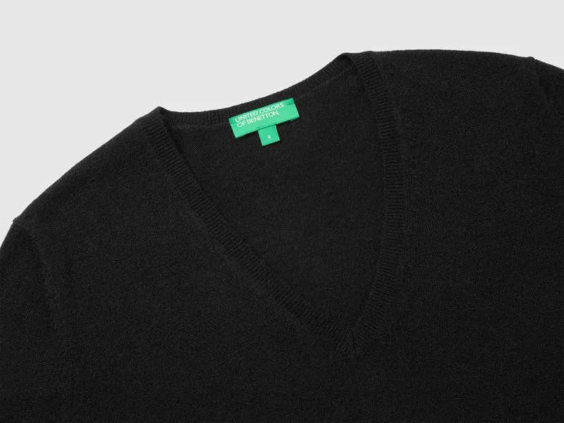 Schwarzer V-Ausschnitt-Pullover aus reiner Merinowolle