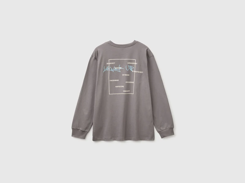 T-Shirt aus 100 % Bio-Baumwolle mit Aufdruck und Patch