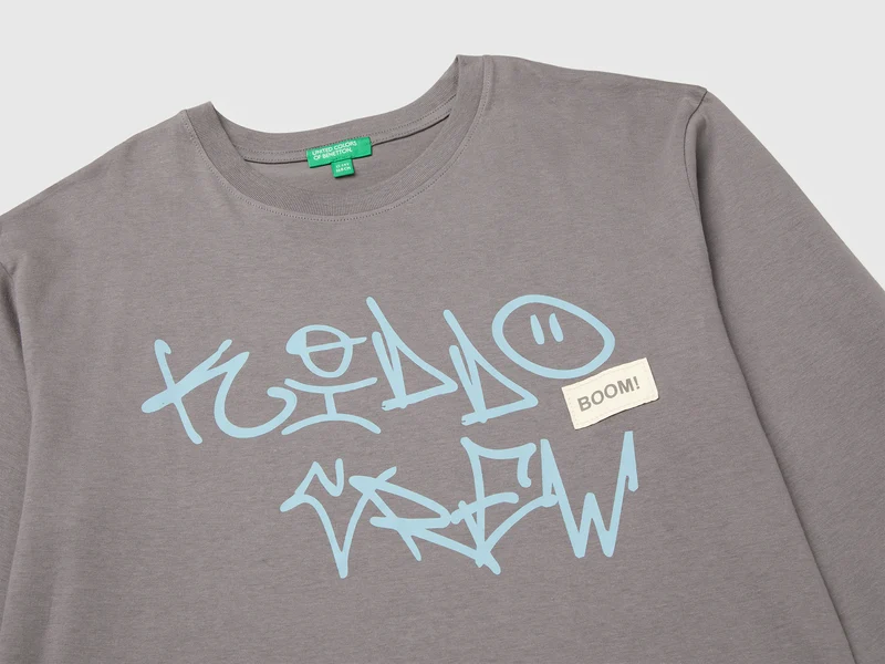 T-Shirt aus 100 % Bio-Baumwolle mit Aufdruck und Patch