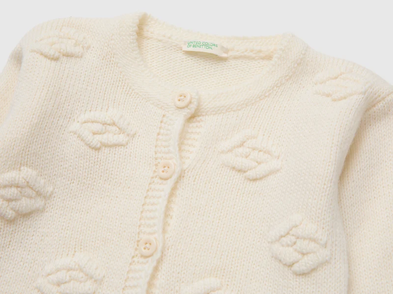 Strickjacke mit kleinen Rosen