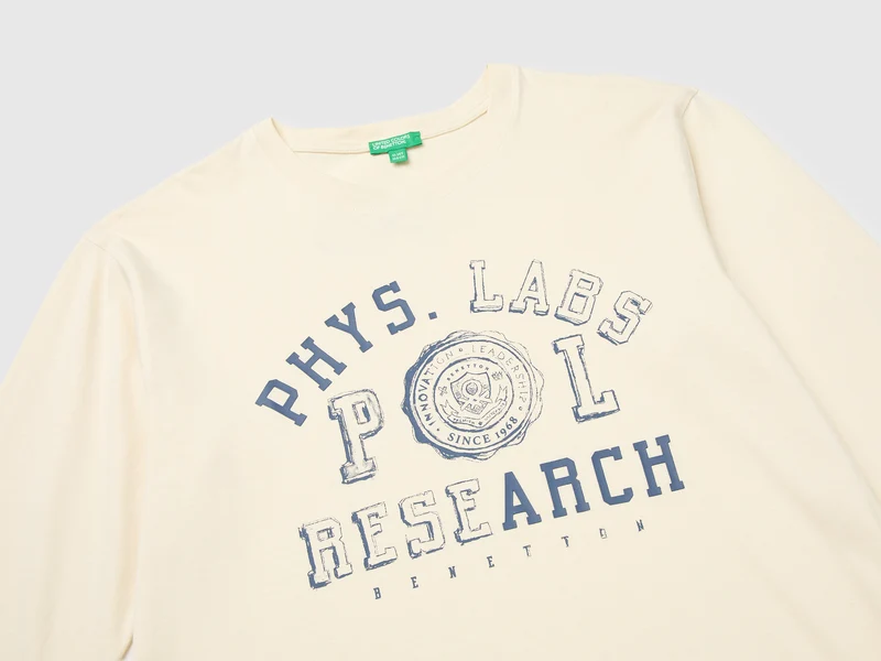 T-Shirt aus 100 % Bio-Baumwolle mit Aufdruck und Patch