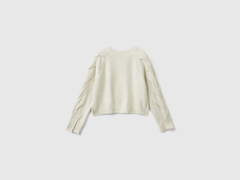 Pullover mit Pailletten und Zöpfen