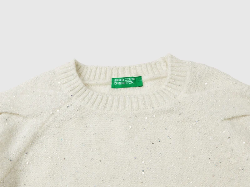 Pullover mit Pailletten und Zöpfen