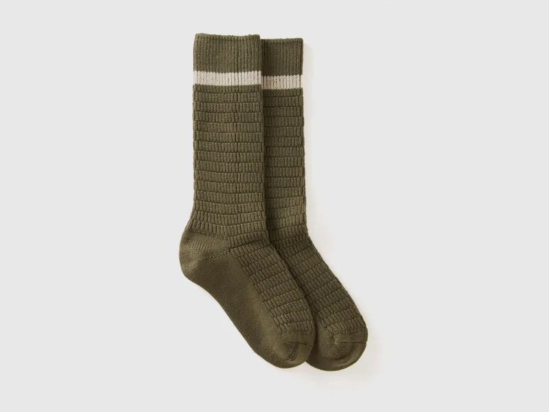 Socken mit kontrastierendem Streifen