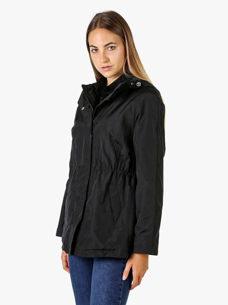 Giacca a vento da donna con cappuccio e zip - nero