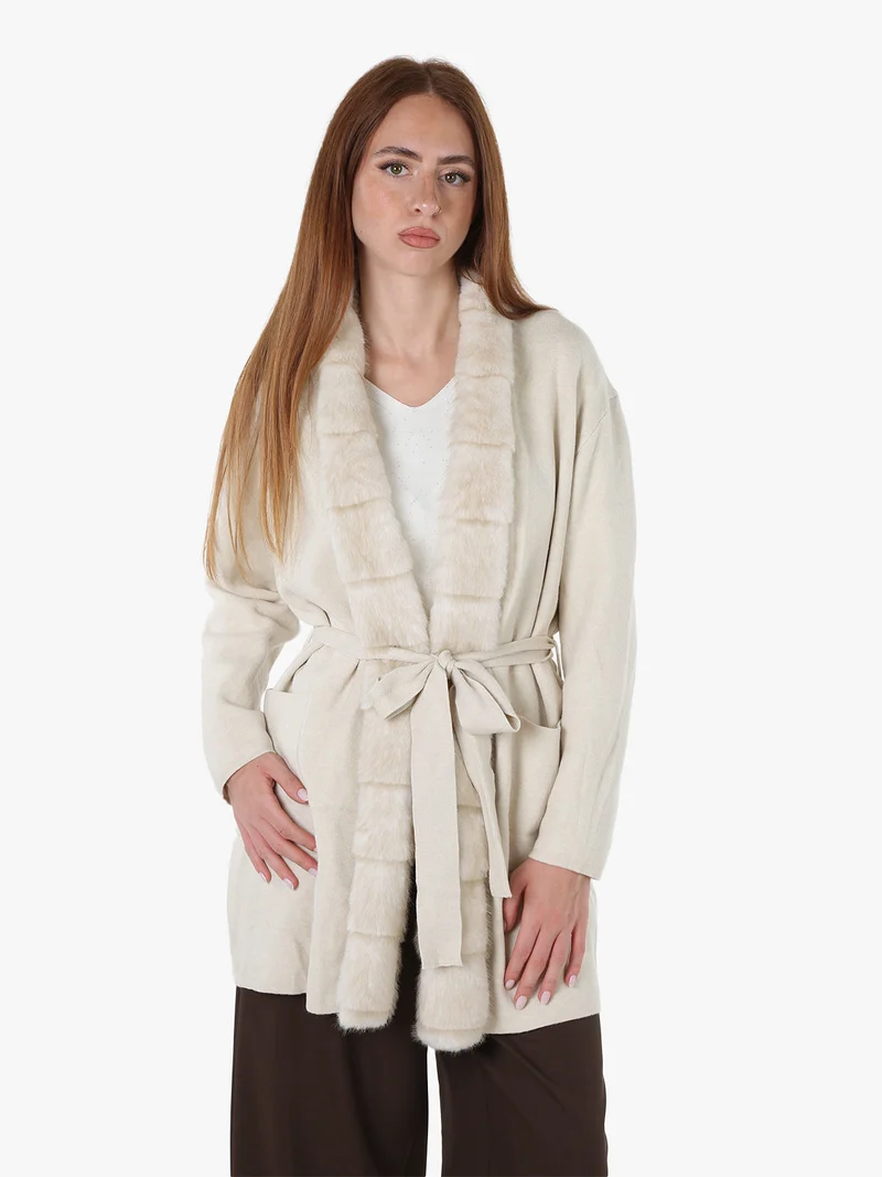 Cardigan donna in maglia con cintura e dettagli in ecopelliccia - panna