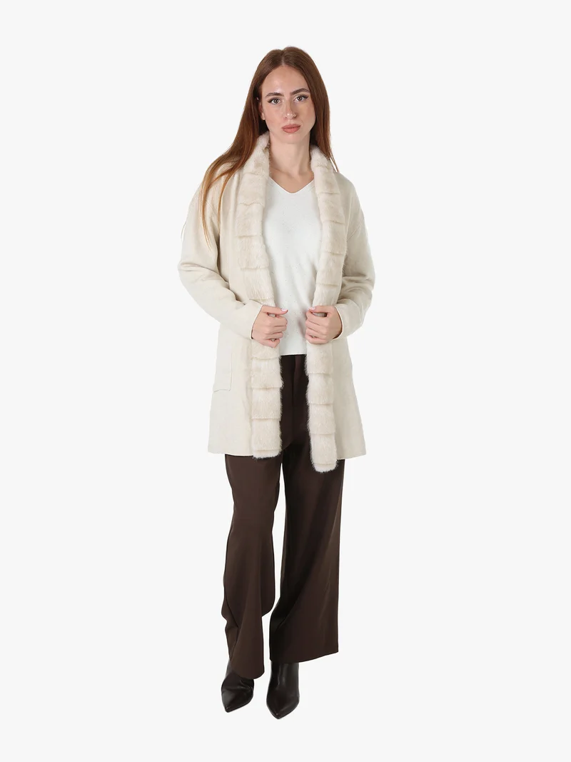 Cardigan donna in maglia con cintura e dettagli in ecopelliccia - panna