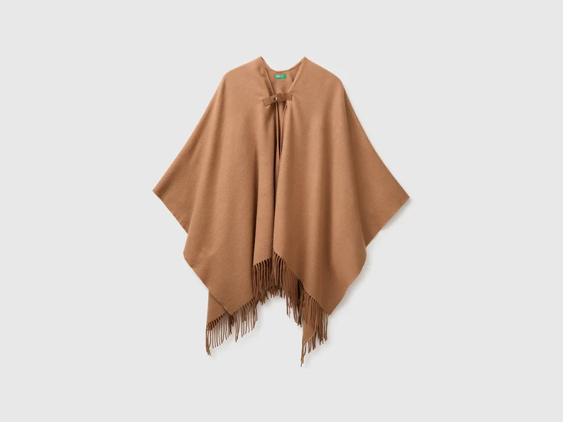 Cape mit Fransen und Knopf
