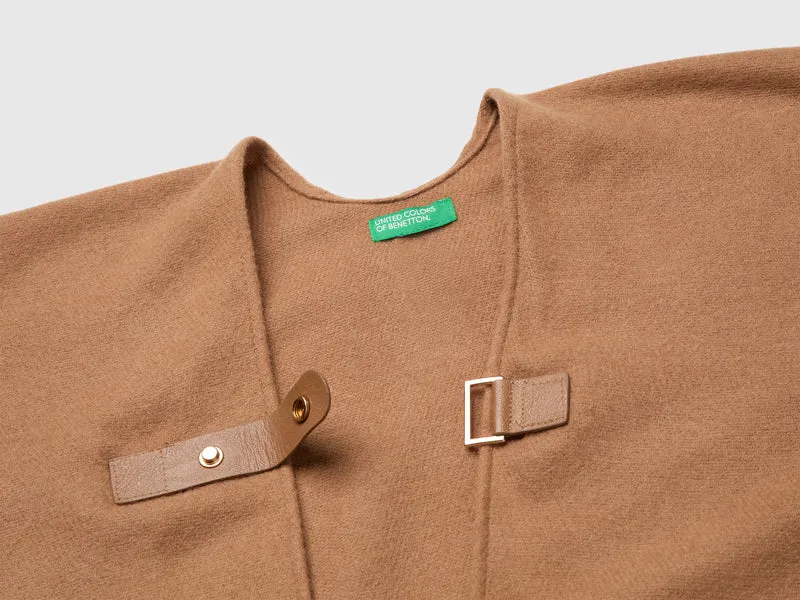Cape mit Fransen und Knopf