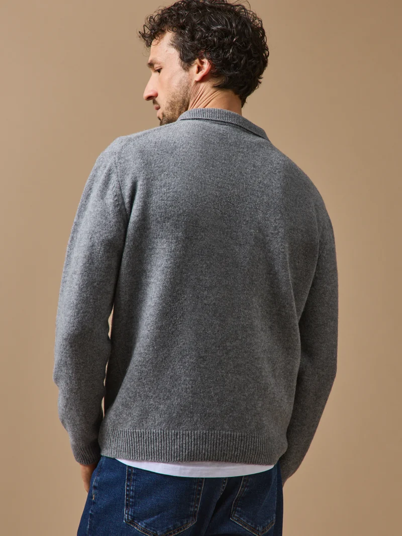 Herrenpullover mit Polokragen