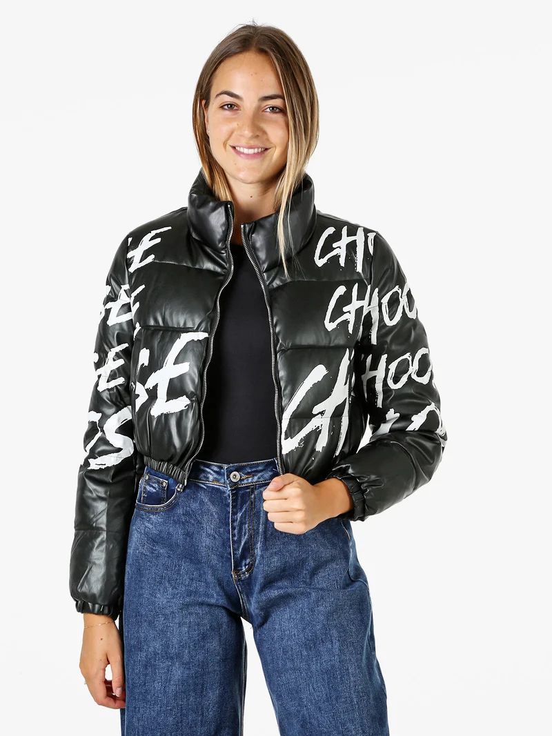Giubbotto cropped da donna in ecopelle con stampe - nero