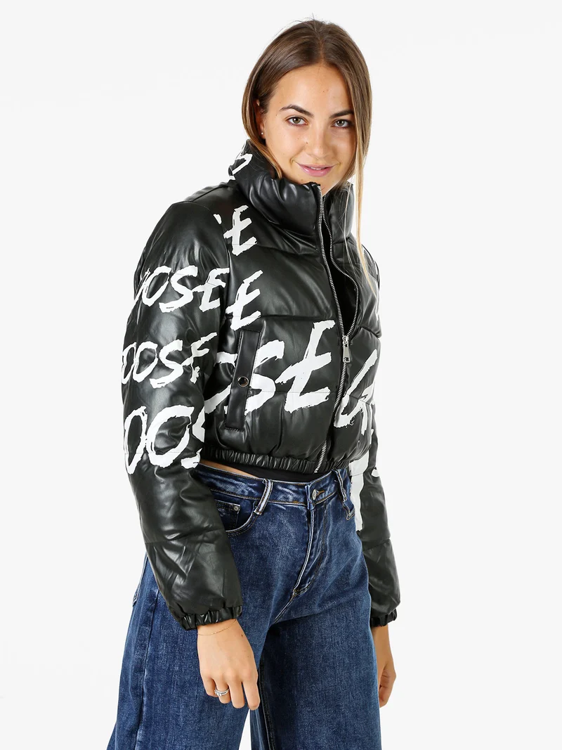 Giubbotto cropped da donna in ecopelle con stampe - nero