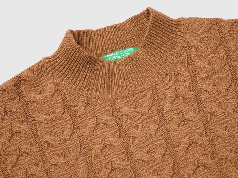 Rollkragenpullover mit Zopfmuster aus einem Woll-Kaschmir-Mischgewebe