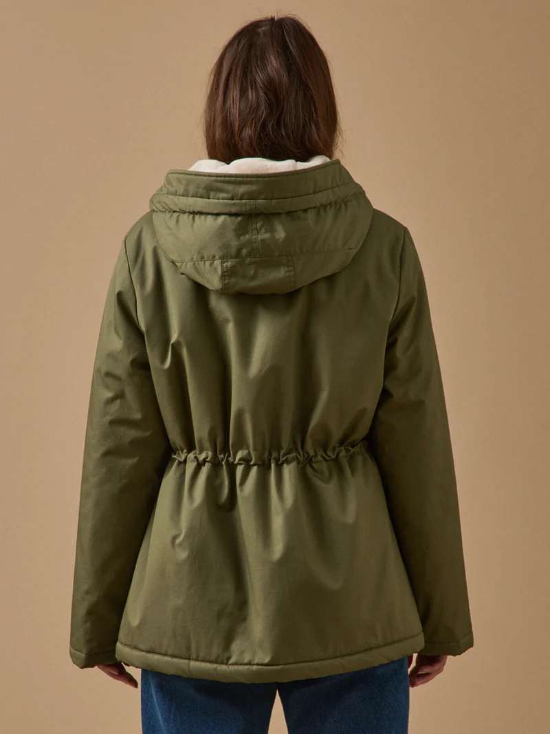 Kurzer Damen-Parka mit Futter aus Webpelz