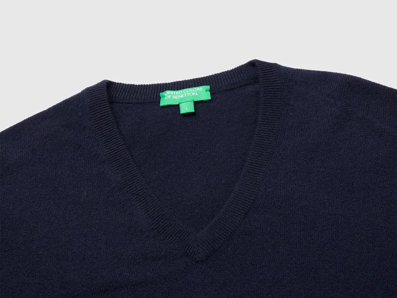 Mitternachtsblauer V-Ausschnitt-Pullover aus reiner Merinowolle