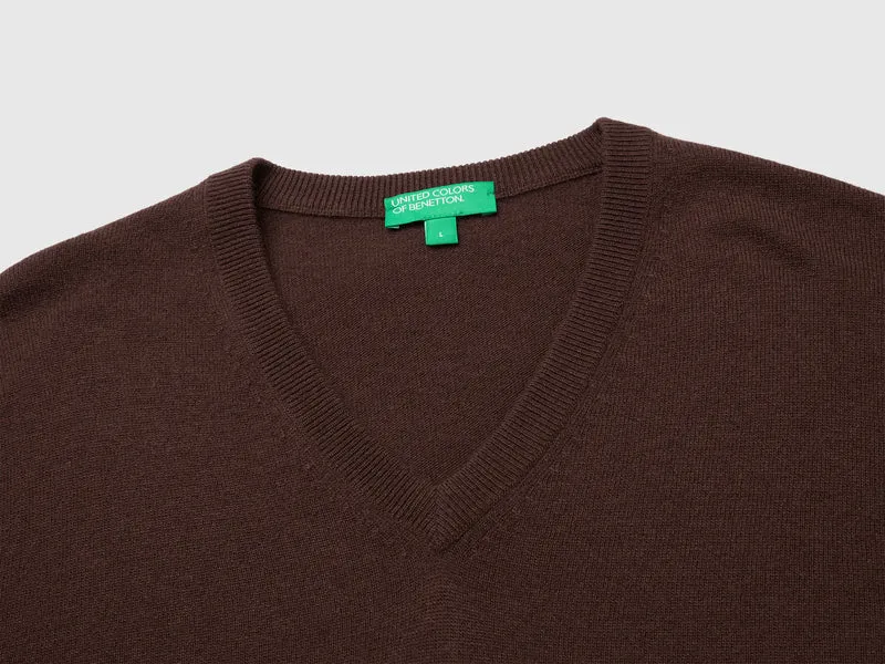 Dunkelbrauner V-Ausschnitt-Pullover aus reiner Merinowolle