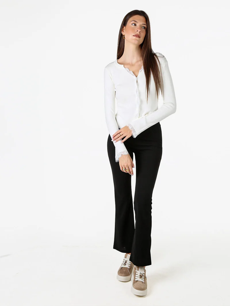 Cardigan donna in maglia con bottoni e maniche a campana con dettagli in pizzo - bianco